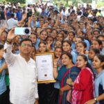 रिकॉर्ड के लिए सेल्फी के बिना महिलाओं को कचरा भी नहीं डालने दिया!
